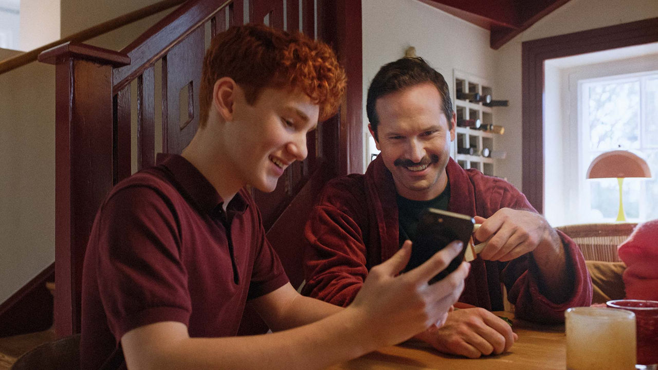 En person sitter på passagerarsätet i en bil.