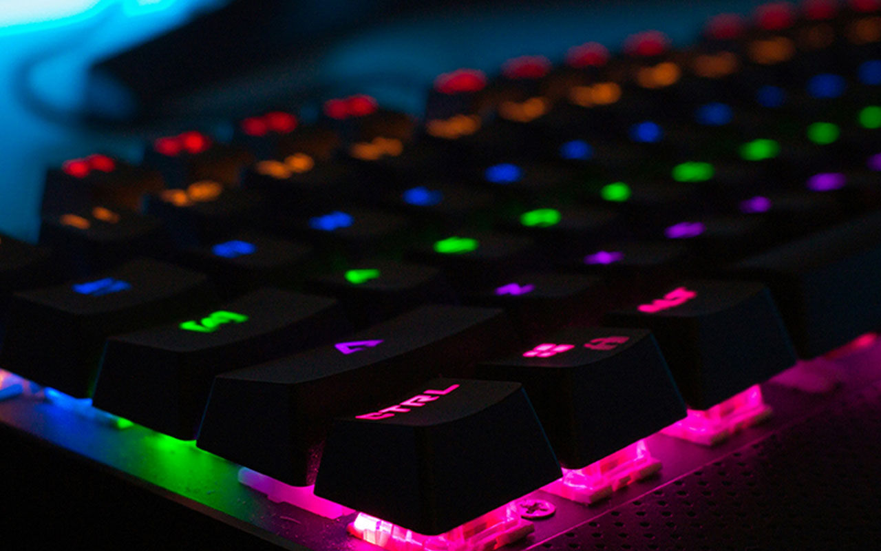 Närbild av ett tangentbord med flerfärgad LED-belysning.